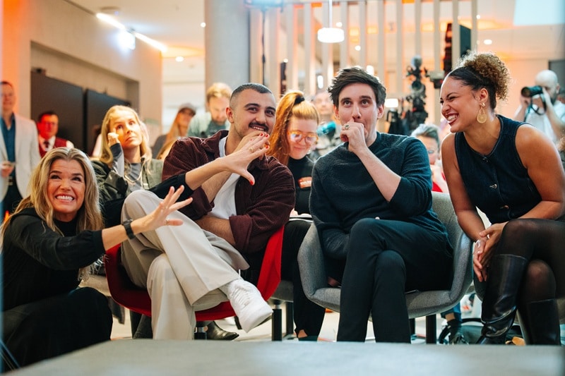 Vergnügte Darsteller in Frankfurt am Main (Bild: Deutsche Bahn AG / NÓI CREW)