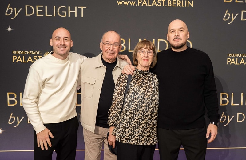 Kool Savas mit seinen Eltern Fazli Yurderi und Hilde Yurderi (Bild: Brauer Photos / M. Nass)