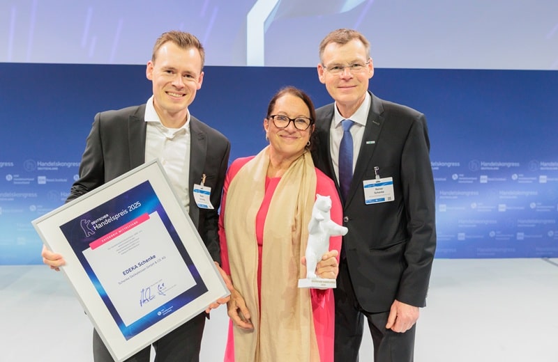Robin Schenke, Jeannette Hölscher-Schenke und Reiner Schenke freuen sich über die Auszeichnung mit dem Deutschen Handelspreis (Bild: Jörg Sarbach / Studio Winkler)