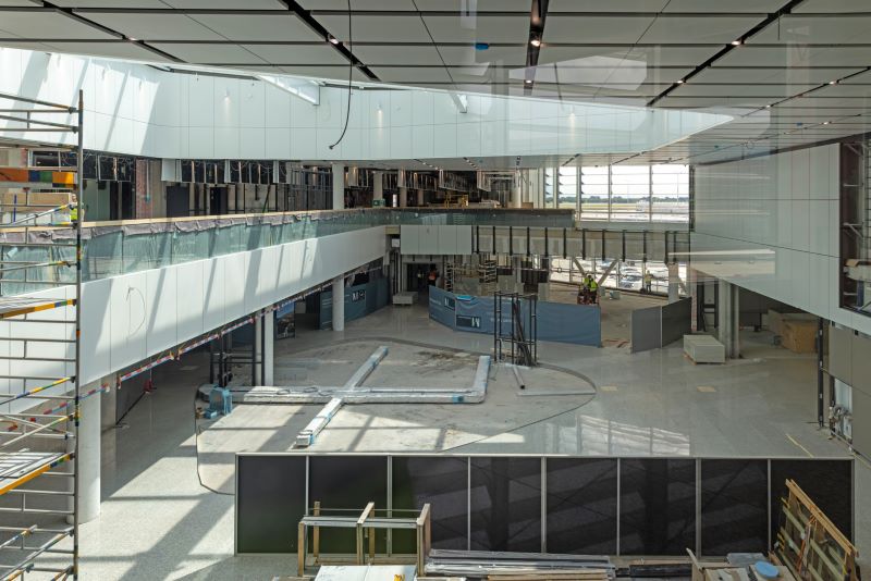 Innenausbau des lichtdurchfluteten Marktplatzes im neuen Terminal 1 – großflächige Glasfassaden prägen das moderne Design für internationale Non-Schengen-Flüge. © Michael Fritz / Flughafen München