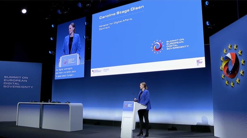 Caroline Stage Olsen auf der Bühne des Summit on European Digital Sovereignty (Bild: Screenshot / Bundesministerium für Digitalisierung und Staatsmodernisierung) Caroline Stage Olsen auf der Bühne des Summit on European Digital Sovereignty (Bild: Screenshot / Bundesministerium für Digitalisierung und Staatsmodernisierung)