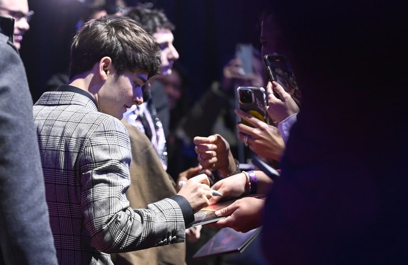 Noah Schnapp kommt Autogrammwünschen nach (Bild: Brauer Photos / O. Walterscheid) Noah Schnapp kommt Autogrammwünschen nach (Bild: Brauer Photos / O. Walterscheid)