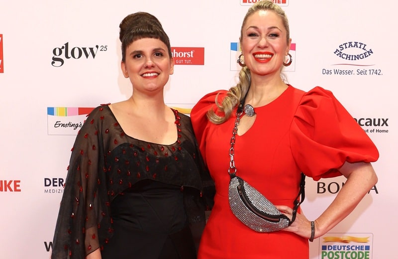 Preisträgerin Miriam Peters mit Ruth Moschner (Bild: Brauer Photos / H. Ross)