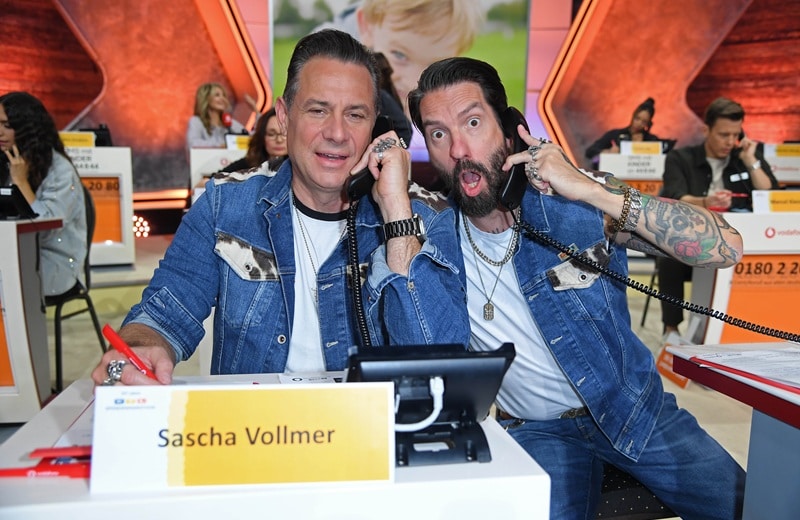Sascha Vollmer und Alec Völkel von The BossHoss nahmen persönlich Spendenanrufe entgegen (Bild: Brauer Photos / F. Seidel)