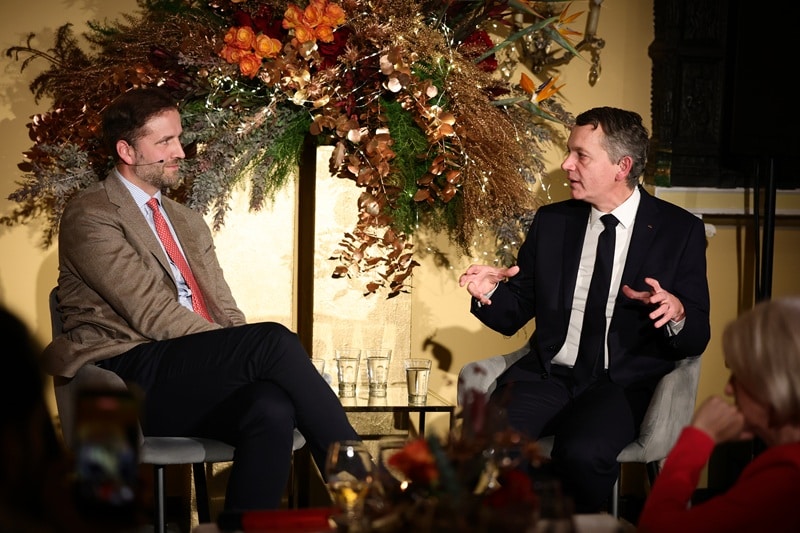 dm-CEO Christoph Werner im Gespräch mit Fabian Kienbaum über Leadership, Wettbewerb und die Zukunft des Handels. © Andreas Rentz / Getty Images for WoMen on Top