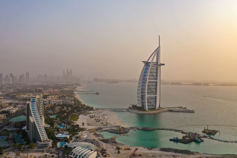 Das ikonische Burj Al Arab zählt mit 321 Metern zu den höchsten und luxuriösesten Hotels der Welt © Mohd 1993/Unsplash