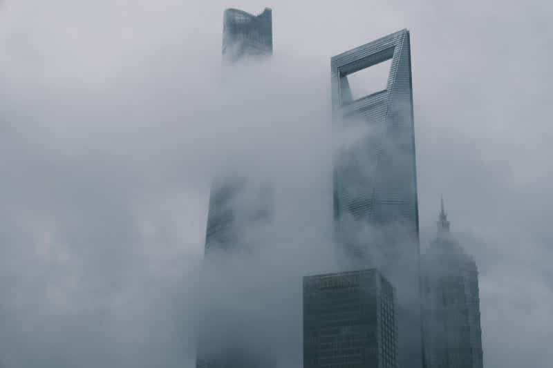 Der Shanghai Tower im Nebel – hier befindet sich mit dem J Hotel das höchstgelegene Hotelzimmer der Welt © Nick Hui/Unsplash