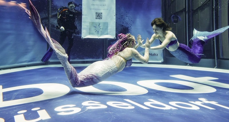 Wenn Wassersportarten wie Tauchen präsentiert werden, kommt auch der Show-Aspekt nicht zu kurz (Bild: Messe Düsseldorf / ctillmann)
