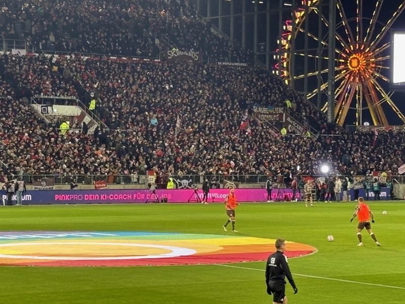 Der KI-Coach PINKpro auf der LED-TV-Bande im Millerntor-Stadion (Bild: FC St. Pauli) Der KI-Coach PINKpro auf der LED-TV-Bande im Millerntor-Stadion (Bild: FC St. Pauli)
