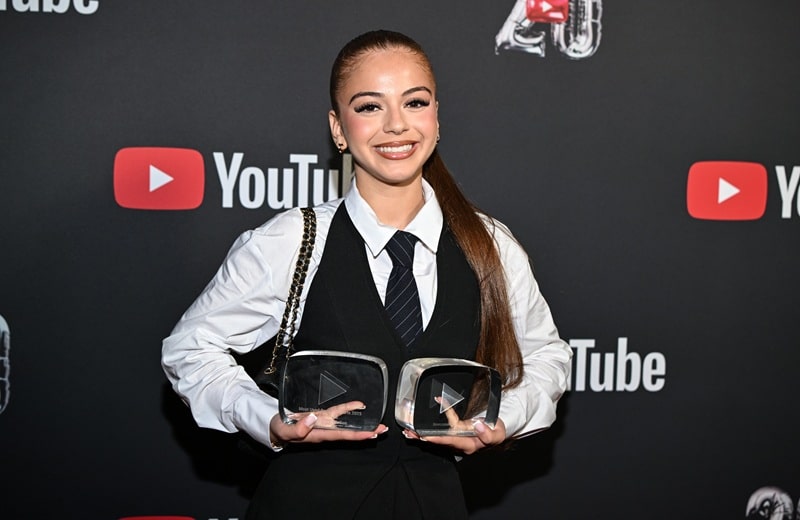 Zah1de mit ihren beiden YouTube Awards (Bild: Brauer Photos / O. Walterscheid) Zah1de mit ihren beiden YouTube Awards (Bild: Brauer Photos / O. Walterscheid)