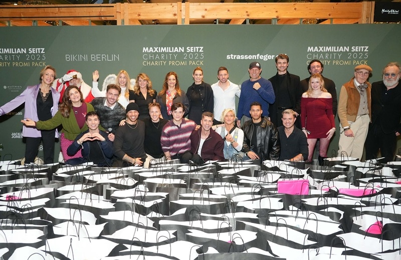 Die versammelten Verpacker mit erledigtem Werk (Bild: Brauer Photos / J. Harrell) Die versammelten Verpacker mit erledigtem Werk (Bild: Brauer Photos / J. Harrell)