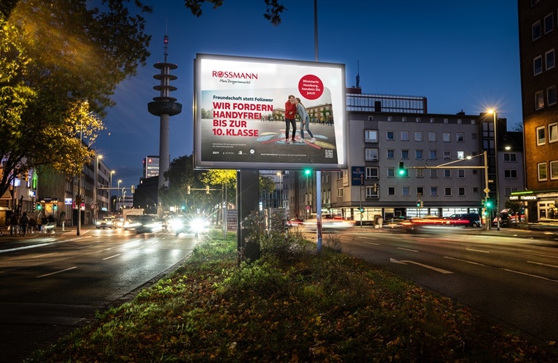 Plakat "Freundschaft statt Follower" in der Berliner Allee (Bild: Dievision Agentur für Kommunikation GmbH) Plakat "Freundschaft statt Follower" in der Berliner Allee (Bild: Dievision Agentur für Kommunikation GmbH)