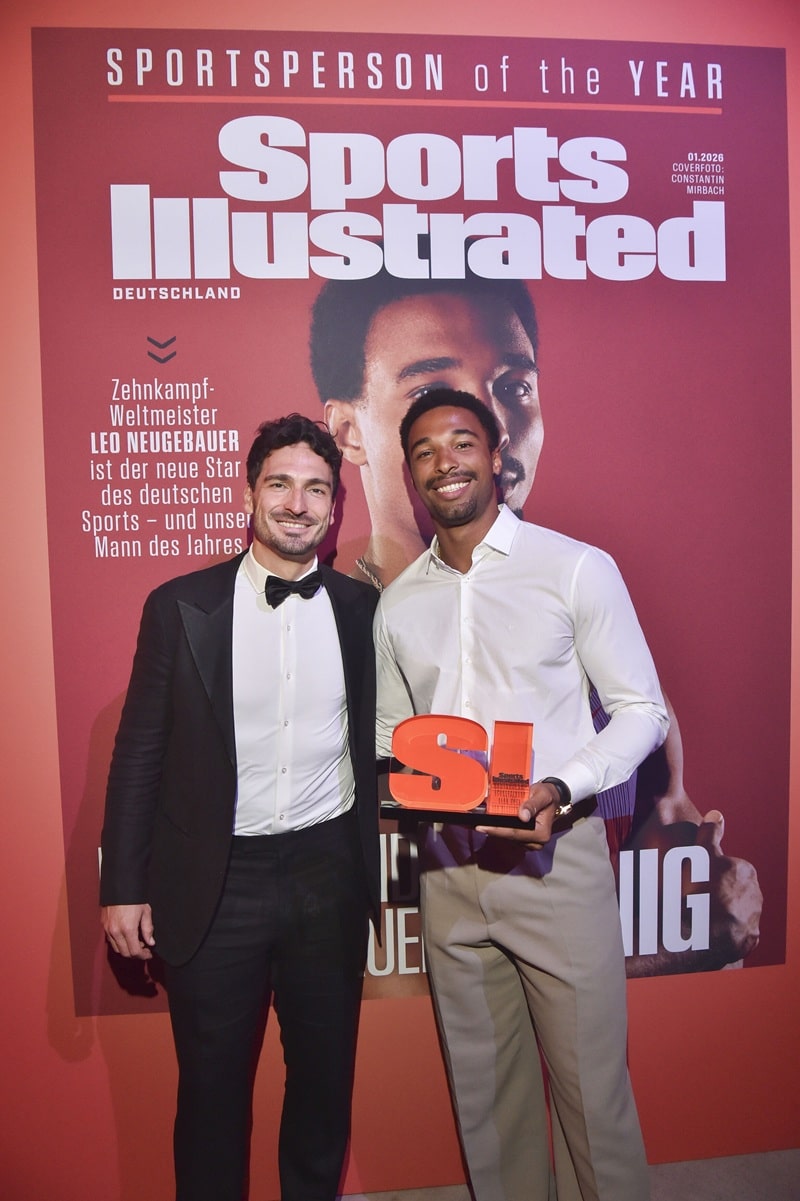 Mats Hummels (l.) überreicht Leo Neugebauer den "Sportsperson of the Year Germany Award 2025" von Sports Illustrated – vor dem Cover der Januar-Ausgabe 2026. © BrauerPhotos / G. Nitschke Mats Hummels (l.) überreicht Leo Neugebauer den "Sportsperson of the Year Germany Award 2025" von Sports Illustrated – vor dem Cover der Januar-Ausgabe 2026. © BrauerPhotos / G. Nitschke