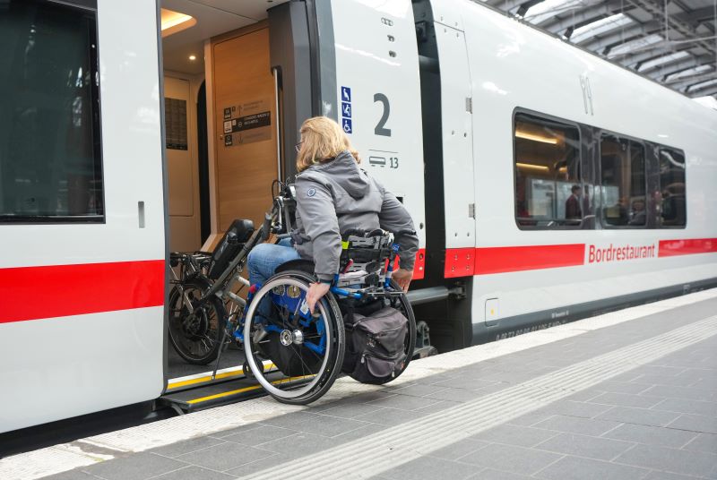 Barrierefreier Einstieg ohne Rampe: Der neue ICE L ermöglicht erstmals einen stufenlosen Zugang für Rollstuhlfahrer:innen, Reisende mit Kinderwagen, Fahrrädern oder viel Gepäck © Deutsche Bahn AG/Oliver Lang
