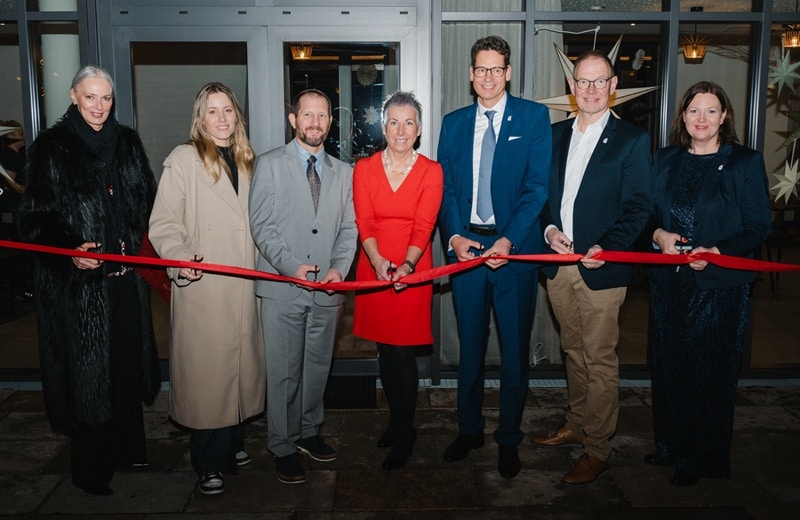 Keine Einweihung ohne durchschnittenes Band: Petra van Bremen, Laura Papendick, Scott Woodard, Christiane Dienhold, Adrian Köstler, Marcus Lettschulte und Nadine Reede (Bild: McDonald's Kinderhilfe Stiftung / Julia Marx) Keine Einweihung ohne durchschnittenes Band: Petra van Bremen, Laura Papendick, Scott Woodard, Christiane Dienhold, Adrian Köstler, Marcus Lettschulte und Nadine Reede (Bild: McDonald's Kinderhilfe Stiftung / Julia Marx)