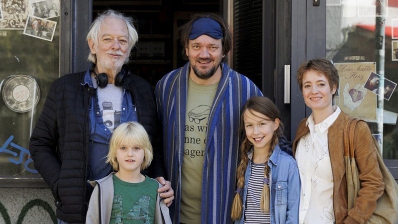 Regisseur Wolfgang Becker bei den Dreharbeiten zu "Der Held vom Bahnhof Friedrichstraße" mit Yvon Moltzen, Charly Hübner, Helena Landau und Leonie Benesch (Bild: Frédéric Batier / X Filme Creative Pool)