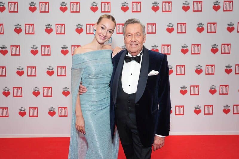 Sänger Roland Kaiser, der bei der ZDF-Spendengala "Ein Herz für Kinder“ 2025 auch musikalisch auftrat, erschien gemeinsam mit Tochter Annalena Kaiser auf dem roten Teppich – ein starkes Zeichen für gesellschaftliches Engagement und Familienwerte.© BrauerPhotos/J. Harrell