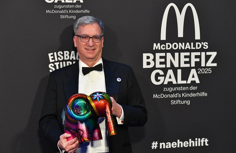 David Knower (Cerberus Capital Management) mit einem der Philifanten (Bild: Brauer Photos / G. Nitschke) David Knower (Cerberus Capital Management) mit einem der Philifanten (Bild: Brauer Photos / G. Nitschke)