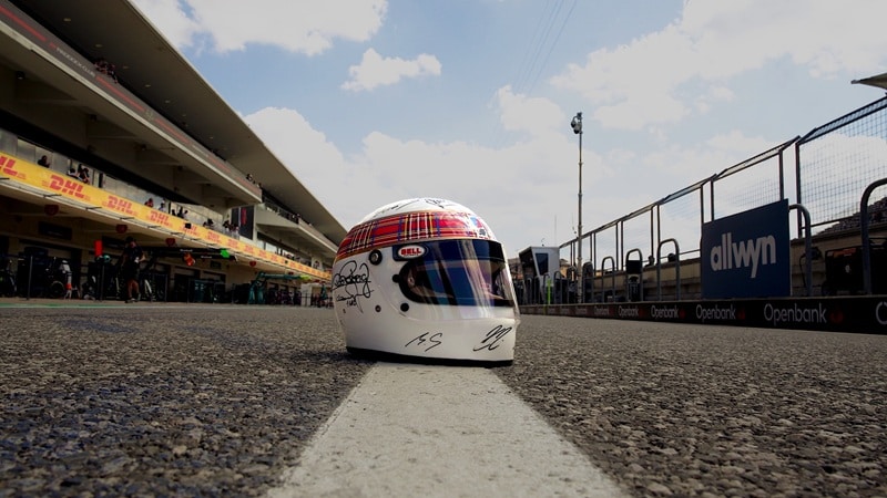 Der Helm samt Schumacher-Signatur (Bild: DHL) Der Helm samt Schumacher-Signatur (Bild: DHL)