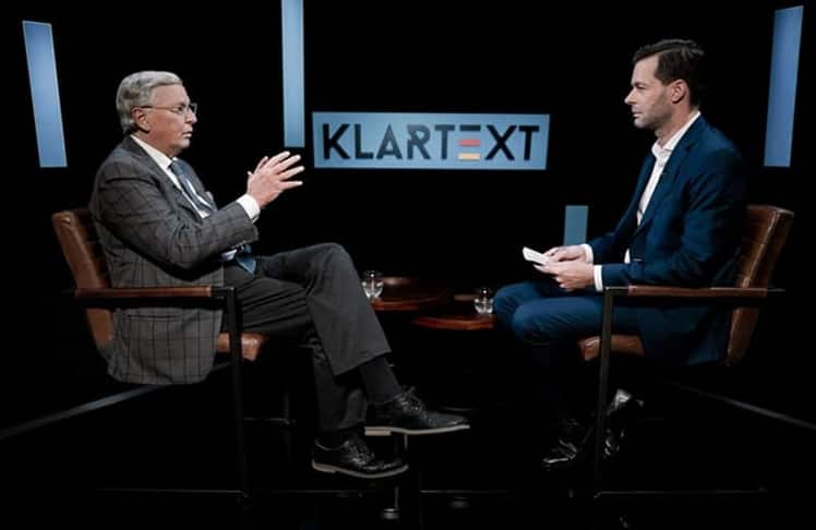 Moderator David Rohde (r.) spricht im neuen Talkformat "Klartext Deutschland" mit Gästen wie Wolfgang Bosbach. 