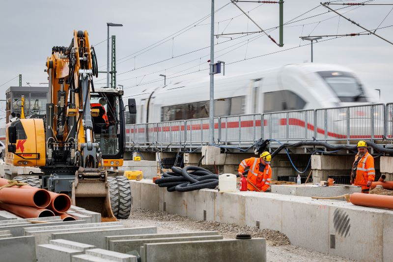 Bauarbeiten am viergleisigen Ausbau der Strecke Nürnberg–Bamberg im Abschnitt Forchheim–Strullendorf. Solche Infrastrukturprojekte stehen im Fokus des 500-Milliarden-Euro-Investitionsprogramms, das den Schienenverkehr in Deutschland modernisieren und leistungsfähiger machen soll. © Deutsche Bahn AG