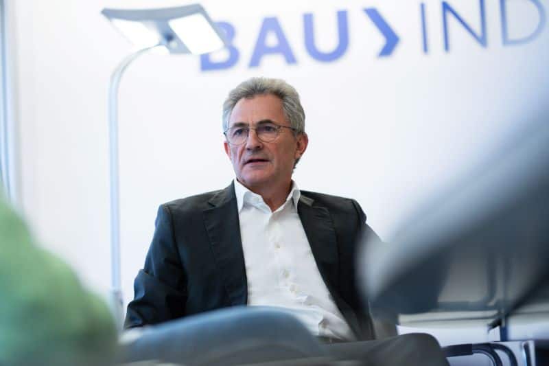 Peter Hübner, Präsident des Hauptverbands der Deutschen Bauindustrie, fordert eine schnelle Umsetzung des 500-Milliarden-Euro-Infrastrukturprogramms. Besonders der Straßen- und Wohnungsbau sollen von den Investitionen profitieren, um die Bauwirtschaft anzukurbeln. © HDB / Mark Bollhorst