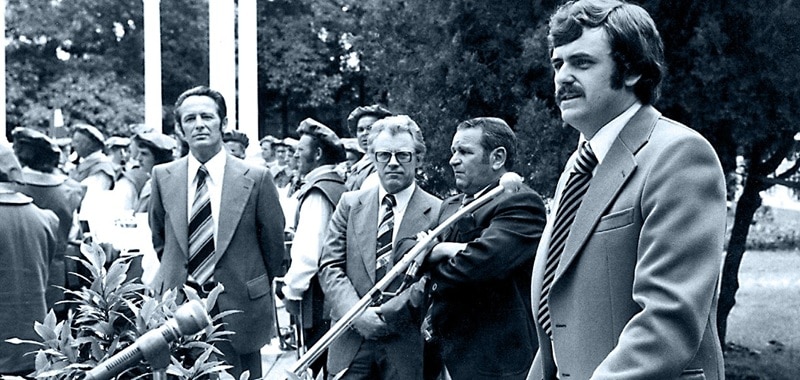 Wie die Zeit vergeht, wenn man Spaß macht: Roland Mack bei der Eröffnung 1975 (Bild: Europa-Park)