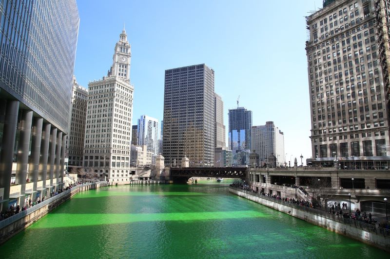 Tradition mit Wow-Effekt: Die grüne Färbung des Chicago River gehört zu den bekanntesten St. Patrick’s Day Bräuchen weltweit. © sam99929 / Pixabay
