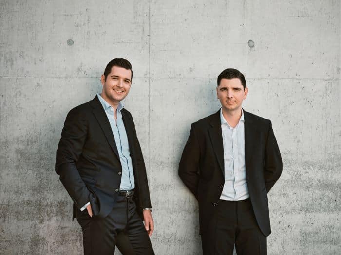 Die Brüder Maximilian und Konstantin Wilk (v.l.n.r.), Gründer von AQON PURE, setzen auf salzfreie Wasseraufbereitung, um die Gewässerqualität nachhaltig zu verbessern. © AQON Water Solutions GmbH / Florian Generotzky