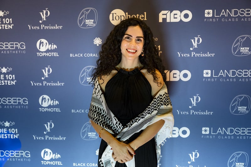 Nelly Attar begeisterte als Keynote-Speakerin mit ihrer persönlichen Geschichte vom K2-Gipfel – ein bewegender Moment für die versammelte Hospitality-Elite (Bild: RX Deutschland GmbH / FIBO / Oliver Wachenfeld)