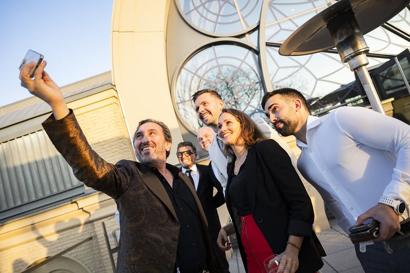 Spontane Selfies inklusive: Beim Summit-Dinner der Fibo 2025 nutzten Branchenprofis die entspannte Atmosphäre auf der Terrasse für informelles Networking (Bild: RX Deutschland GmbH / FIBO / Oliver Wachenfeld)
