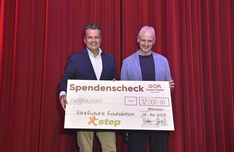 Malte Heinemann und Peter Weil mit dem symbolischen Scheck über 12.000 Euro (Bild: Brauer Photos / G. Nitschke)