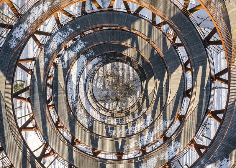 Der spiralförmige Aussichtsturm ist die überragende Attraktion der Region (Bild: R. Hjortshoj / Camp Adventure)