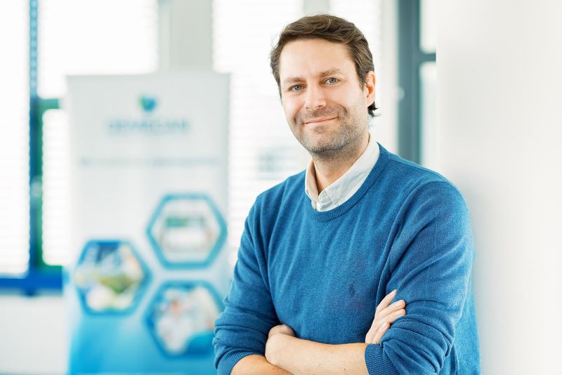 Adrian Fischer, CEO von Demecan, sieht im neuen Gesetzesentwurf eine ernsthafte Gefahr für den gesamten medizinischen Cannabismarkt. (Bild: Demecan)