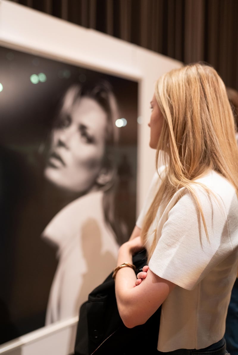 Besucherin der Ausstellung vor einer Fotografie von Kate Moss (Bild: Amberger Congress Centrum / Franziska Farr)