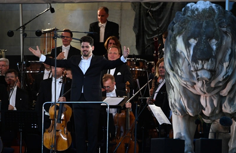 Lahav Shani mit den Münchener Philharmonikern bei "Klassik am Odeonsplatz" im Juli 2024 (Bild: Brauer Photos / G. Nitschke)