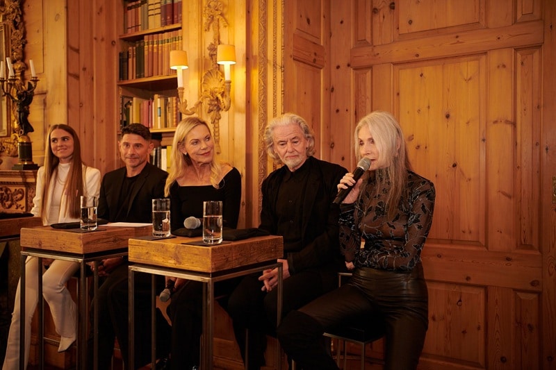 Vor klassischer Kulisse im Journalisten-Club des Axel-Springer-Verlags sprachen die Gäste der FITBOOK Longevity Lounge über Bewegung, Schlaf und Eigenverantwortung: Dr. Hannah Samira Schmidt, FITBOOK-Chefredakteur Nuno Alves, Nina Ruge, Prof. Dr. Hermann Bühlbecker und Eveline Hall (v. l. n. r.) © Mojofilm / FITBOOK