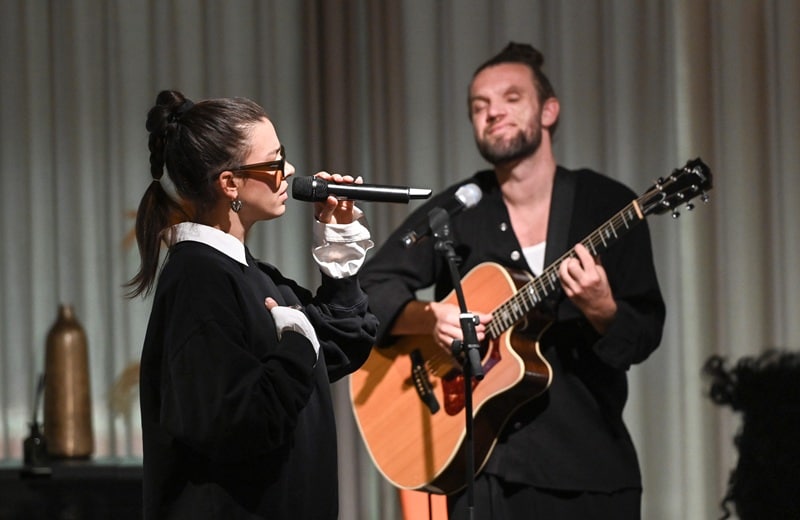 Mit Frida-Gold-Kollege Andi Weizel lieferte Alina Süggeler auch eine musikalische Kostprobe (Bild: Brauer Photos / O. Walterscheid) Mit Frida-Gold-Kollege Andi Weizel lieferte Alina Süggeler auch eine musikalische Kostprobe (Bild: Brauer Photos / O. Walterscheid)