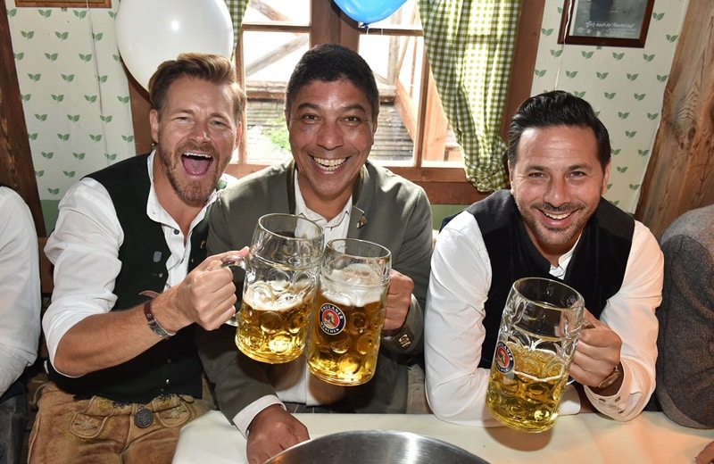 Gregor Teicher, Giovane Elber und Claudio Pizarro (Brauer Photos / G. Nitschke)