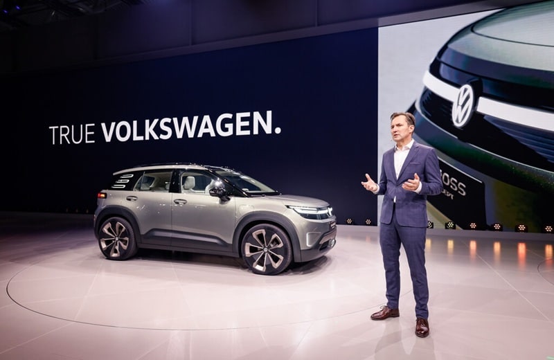 "True Volkswagen" ist inzwischen auch ein schier endloses juristisches Nachspiel der Abgas-Affäre. In den damaligen Skandal waren jedoch weder der heutige CEO Thomas Schäfer noch der ID. CROSS Concept, hier zu sehen auf der diesjährigen IAA Mobility, verwickelt (Bild: Volkswagen)