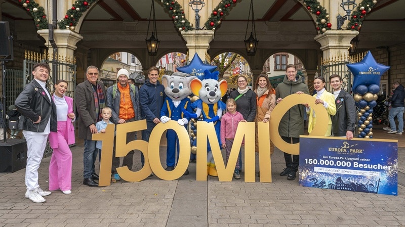 Weiterer Meilenstein: Im November haben Roland, Thomas, Ann-Kathrin und Nicolas Mack den insgesamt 150.000.000sten Besucher samt Familie vor Ort (Bild: Europa-Park)