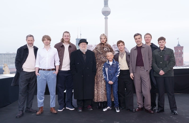 George R.R. Martin mit Cast und Crew von "A Knight of the Seven Kingdoms" bei bestem Nachtwachen-Wetter in Berlin (Bild: Brauer Photos / J. Harrell)