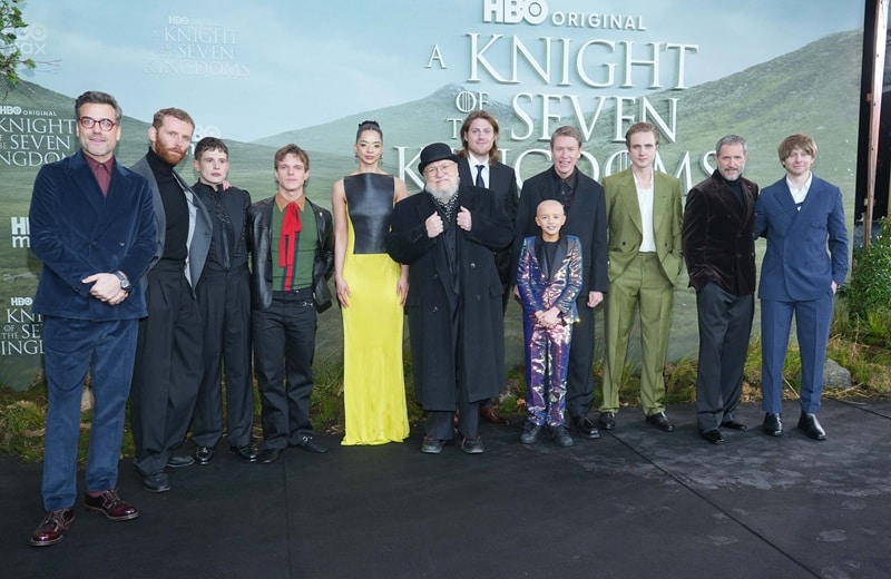 George R.R. Martin mit dem Cast von "A Knight of the Seven Kingdoms" bei der Premiere im Zoo Palast Berlin am Dienstag, 13. Januar 2026 - gleichzeitig Starttermin für den dazugehörigen Streamingdienst in Deutschland (Bild: Brauer Photos / J. Harrell)
