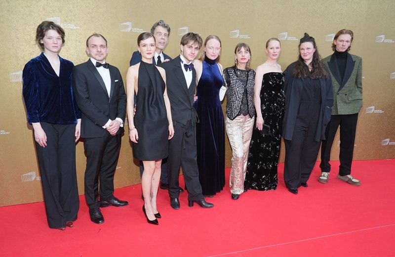 Versammelte Cast- und Crewmitglieder von "In die Sonne schauen" (Bild: Brauer Photos / J. Harrell)