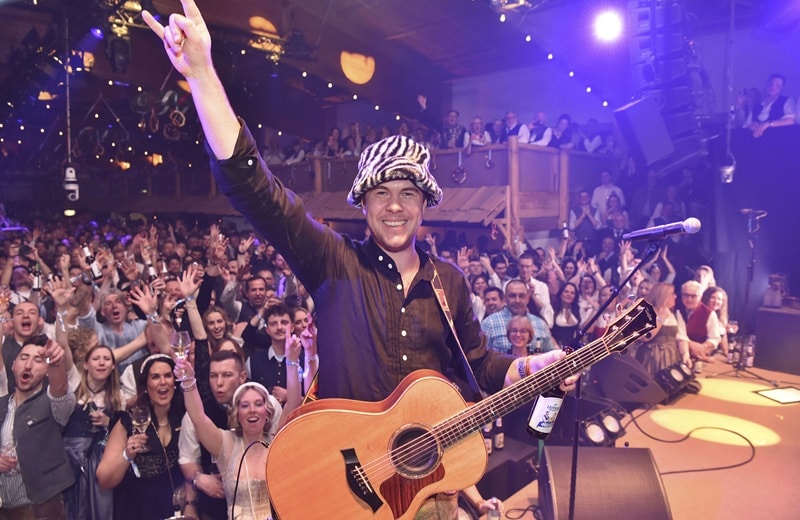 Auch Oimara heizte dem Publikum live ein (Bild: Brauer Photos / G. Nitschke)