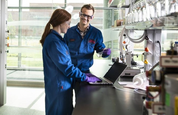 Seamless aus Dresden forscht an neuen Therapien gegen genetisch bedingte Krankheiten - und das künftig mithilfe eines Milliarden-Investments von Eli Lilly; deren eigene Forschungsabteilung hier als Symbolbild dient