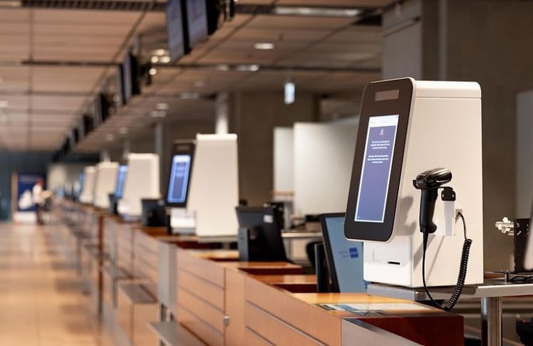 Hamburg Airport rüstet 22 bestehende Check-in-Schalter zu flexibel nutzbaren Hybrid-Schaltern um und investiert dafür rund 1,7 Millionen Euro. 