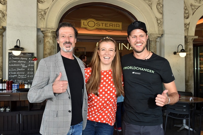 Klaus Rader beim "A Worldchanger Story by L’Osteria" mit Moderatorin Nina Eichinger und WorldChanger-Gründer Robert Laner 2022 in München (Bild: Brauer Photos / G. Nitschke)