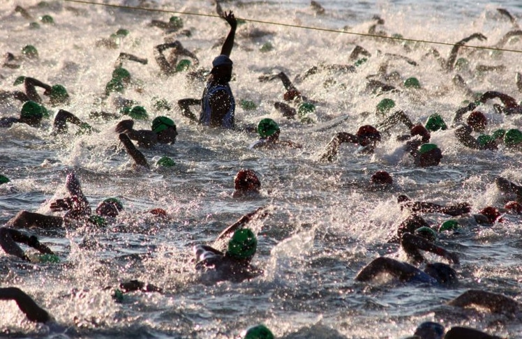 Schwimmstart bei der Ironman-Weltmeisterschaft auf Hawaii (Archivbild). Bei der Ironman-WM 2026 gewinnt Vincent Luis den Titel, während Patrick Lange sein letztes WM-Rennen vorzeitig aufgeben muss.