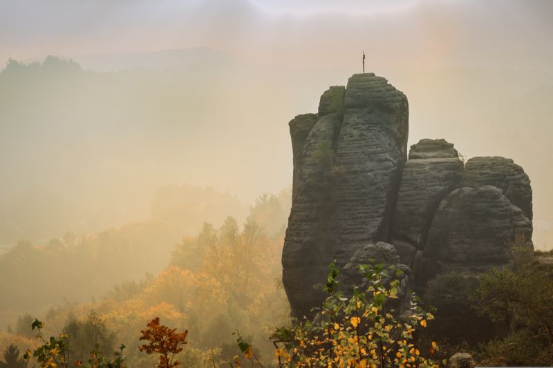 Herbst in der Sächsischen Schweiz: Markante Sandsteinfelsen, goldene Wälder und Morgennebel prägen die Landschaft des Elbsandsteingebirges. Die Region zählt zu den eindrucksvollen Naturreisezielen Deutschlands. © Sven Lachmann/Pixabay